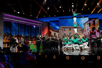Castellers actuant amb banda de música al plató d'El Perro Andaluz de La 1 (RTVE)