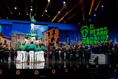 Castellers muntant un castell al plató d'El Perro Andaluz de La 1 (RTVE)