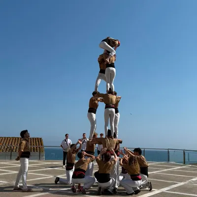 Castellers fent un castell en una boda vora el mar