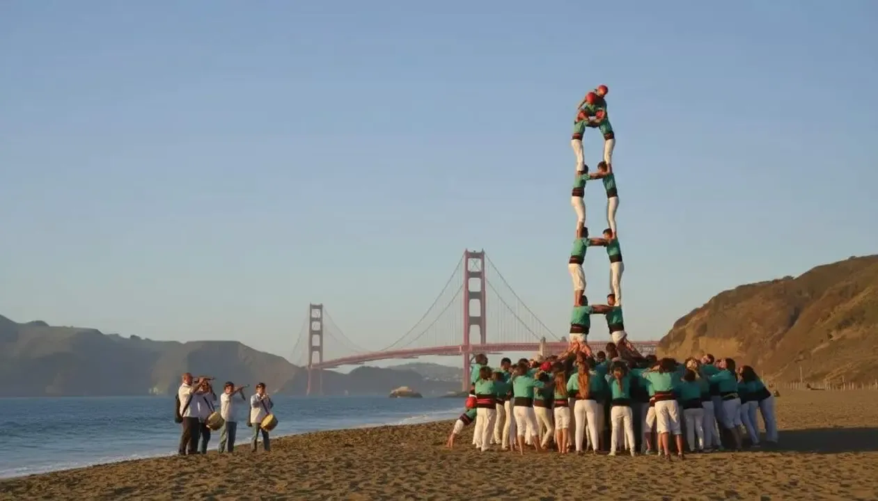 Castellers actuant a San Francisco, mostrant l'expansió internacional dels castells
