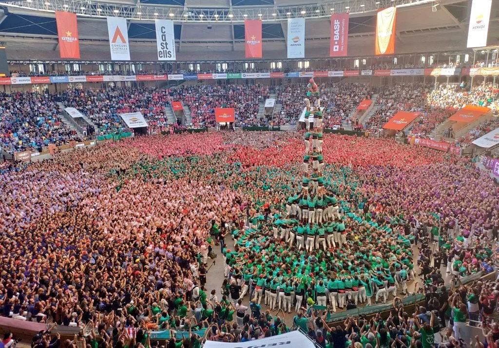 Plaça de braus de Tarragona durant el Concurs de Castells, plena de colles i públic