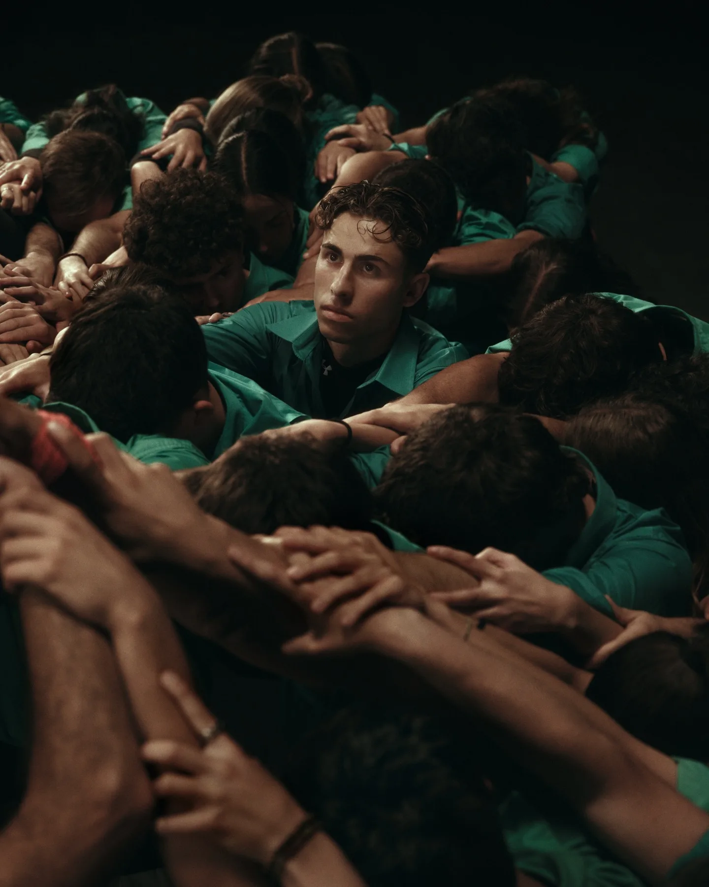 Fermín López envoltat de castellers durant el rodatge de la campanya Under Armour