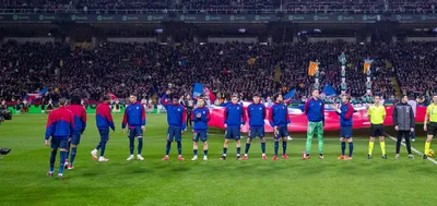 Jugadors del Barça amb pilars al darrere