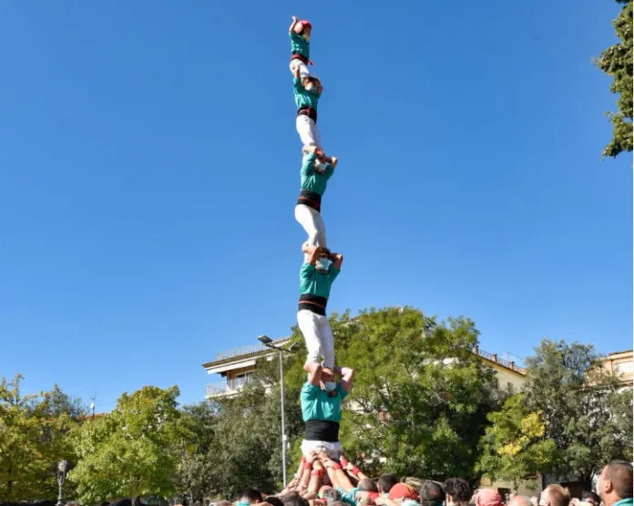 Pilar de sis pisos: una persona per pis, l'estructura castellera més bàsica i difícil