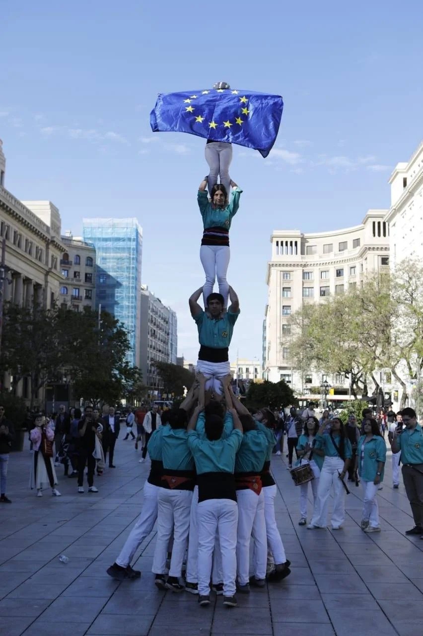 Pilar casteller con bandera europea durante el acto del Día de Europa en el Pla de la Seu de Barcelona