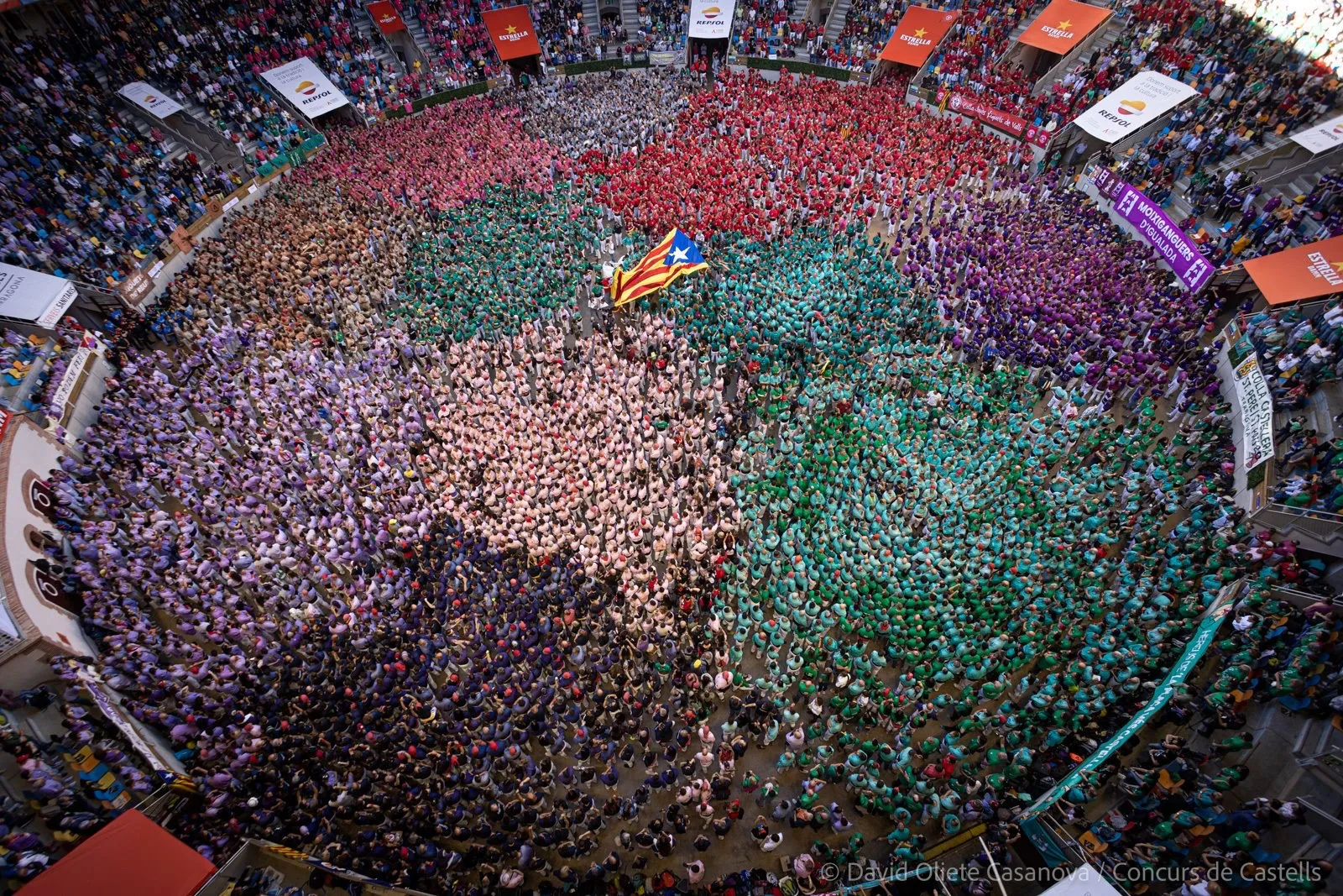 Vista general de la Tarraco Arena Plaça de Tarragona amb públic i diverses colles castelleres durant el Concurs
