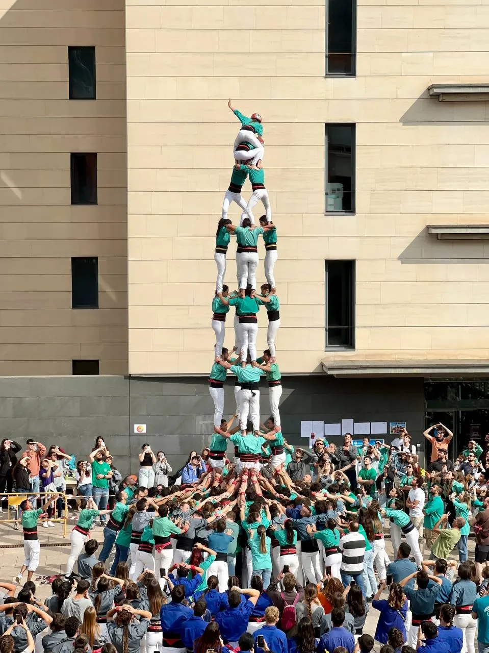 Castell de quatre de vuit: quatre persones per pis en una estructura de vuit pisos d'alçada